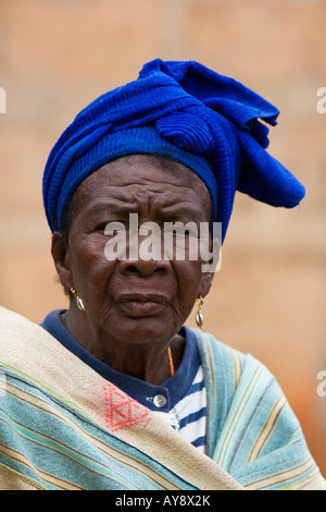 Une femme âgée au Togo, Afrique de l'Ouest est enveloppée d'un châle bleu et écharpe. Banque D'Images
