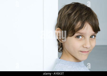 Petit garçon, smiling at camera, portrait Banque D'Images