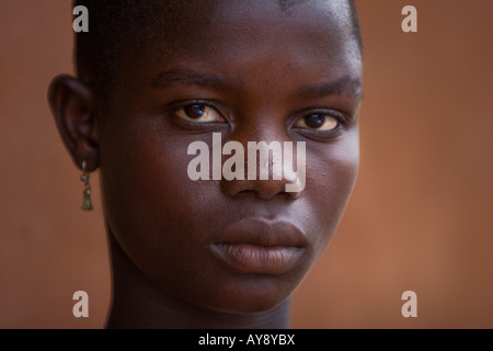 Portrait de jeune fille africaine de 14 ans bénéficiant de l'aide humanitaire Projet de promotion de l'éducation des filles. Banque D'Images