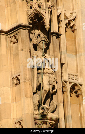 Palais de Westminster, près de statue de pierre, London, UK Banque D'Images
