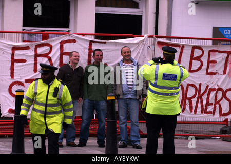 Plutôt charmante protestataires à la flamme olympique à Londres en tant qu'un agent de soutien à la police de prendre leur photo :) Banque D'Images