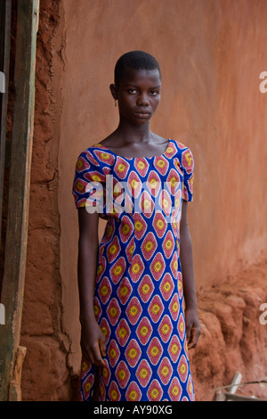 Portrait d'une jeune fille bénéficiant d'une aide humanitaire l'éducation des filles en Afrique de l'Ouest projet Banque D'Images