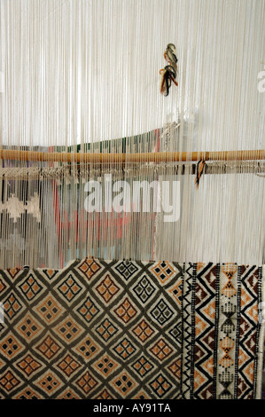 Machine à faire de l'intérieur de la fabrication des tapis tapis boutique à Kairouan, Tunisie Banque D'Images