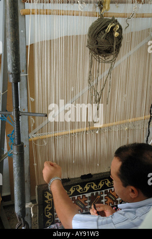L'intérieur de l'homme le tissage de tapis tapis fabrication shop à Kairouan, Tunisie Banque D'Images