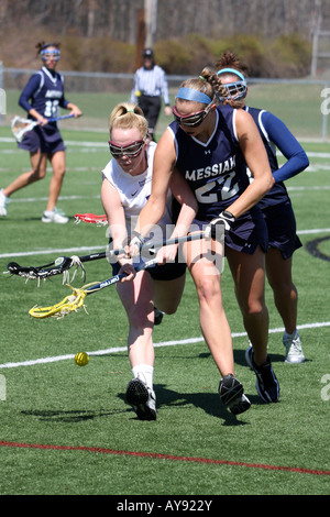 Bataille pour la balle in Woman's College Lacrosse Banque D'Images