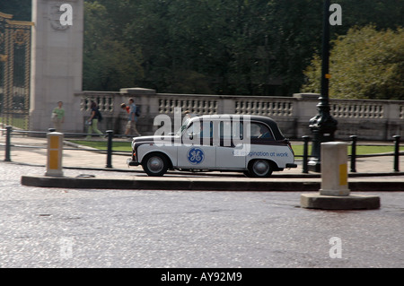 Taxi, près de Buckingham Palace à Londres, Royaume-Uni Banque D'Images