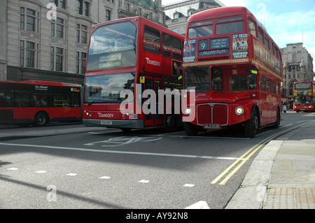 Londres anciens et nouveaux autobus à deux étages près de Trafalgar Square sur la rue Cockspur Banque D'Images