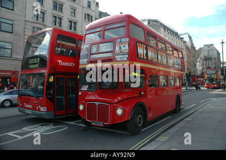 Londres anciens et nouveaux autobus à deux étages près de Trafalgar Square sur la rue Cockspur Banque D'Images