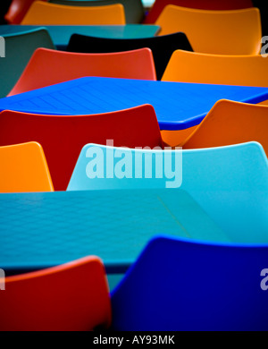 Des chaises en plastique aux couleurs vives, Funchal, Madère Banque D'Images