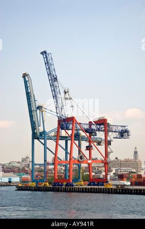 Grues à conteneurs à Port Elizabeth dans le New Jersey dans le port de Newark. Banque D'Images