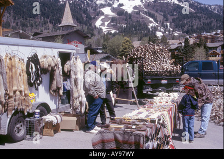 La VENTE DES PRODUITS DE L'HOMME LOCAL LOCAL AREA, fourrures, peaux, bois Banque D'Images