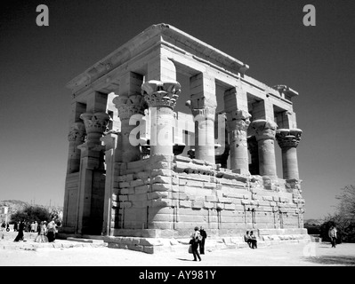 Image en noir et blanc du kiosque de Trajan au Temple de Philae près d'Assouan en Egypte Banque D'Images