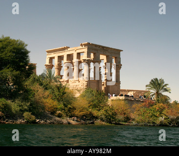 Vue du kiosque de Trajan au Temple d'Isis sur l'île de Philae près d'Assouan, en Égypte, de l'eau Banque D'Images