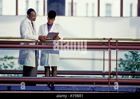 Les médecins américains africains et réunion consulting in hospital corridor Banque D'Images