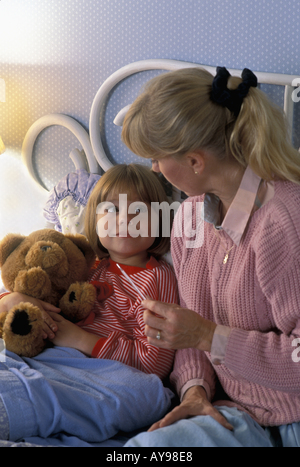 Prendre la température de la mère fille malade de froid Banque D'Images