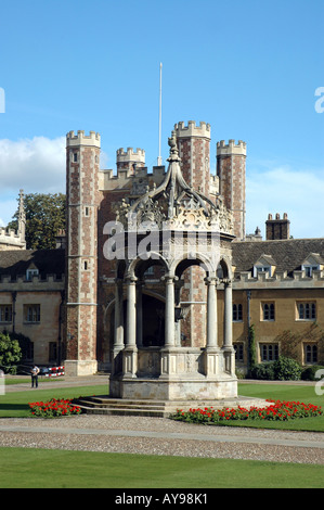 Fontaine à grande cour avec grande porte sur Trinity College de Cambridge, Royaume-Uni Banque D'Images