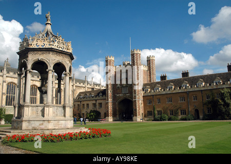 Fontaine à grande cour avec grande porte sur Trinity College de Cambridge, Royaume-Uni Banque D'Images