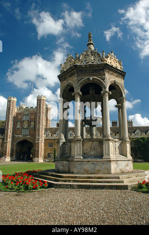 Fontaine à grande cour avec grande porte sur Trinity College de Cambridge, Royaume-Uni Banque D'Images