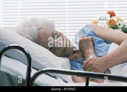 Hauts femme seule dans un lit d'hôpital l'anxiété et de dépression Banque D'Images