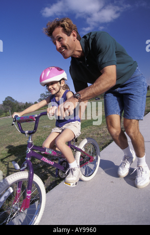 L'enseignement du Père fille à circuler à bicyclette Banque D'Images