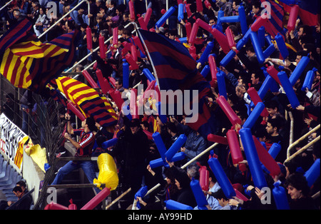 Les partisans du club de football du FC Barcelone au Camp Nou en Catalogne, Espagne. Banque D'Images