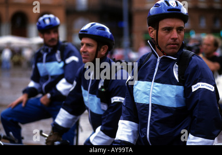 La police le mountain bicycles patroling les rues de Strasbourg, France. Banque D'Images