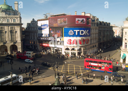 UK London Piccadilly Circus à partir de ci-dessus qui montre l'éros et tour bus C Bowman Banque D'Images