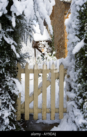 Cottage Garden Gate dans la neige. Great Tew, Oxfordshire, Angleterre Banque D'Images