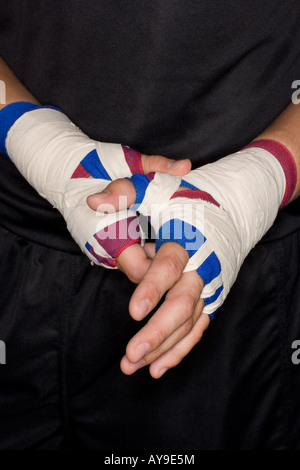 La préparation des boxeurs mains enveloppés dans des bandages Banque D'Images