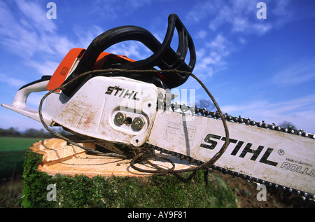 Chainsaw pris dans le fil Dorset England UK Banque D'Images