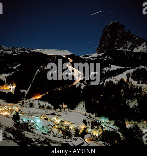 Allumé en village de montagne, les toits de Passo Gardena, Selva di Val Gardena, Italie Banque D'Images