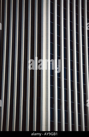 Close up abstraite de modèle d'angle sur monument architectural. Gratte-ciel du centre-ville d'argent vertical Wall Street Banque D'Images