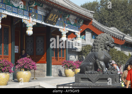 Lion de bronze qui monte la garde à côté des capacités au Palais d'été près de Pékin Chine Banque D'Images