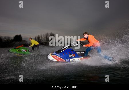 Deux hommes course jet ski à grande vitesse Banque D'Images