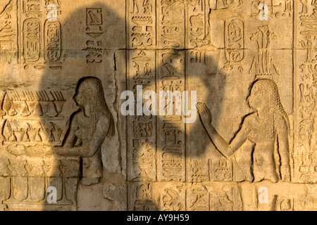 Les hiéroglyphes avec ombre d'une photographie prise de contraste entre l'ancien et le nouveau Temple près de Kom Ombo Assouan Egypte Banque D'Images