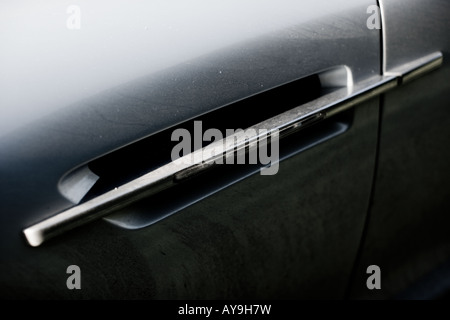 ASTON MARTIN DBS 2008 ARGENT Banque D'Images