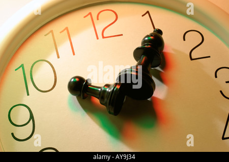 Pièces des échecs sur Réveil Banque D'Images