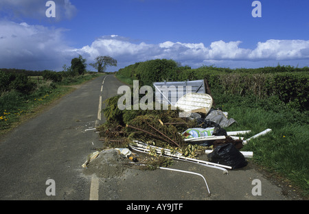 Fly-tipping ordures déversées sur route de campagne yorkshire uk Banque D'Images