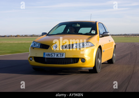 RENAULT Mégane R26 THRUXTON JAUNE RACE TRACK 2008 Banque D'Images