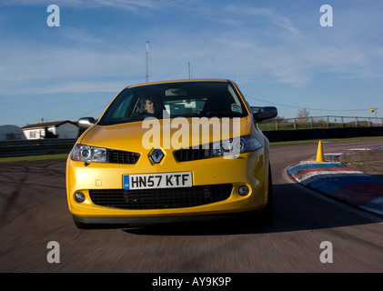 RENAULT Mégane R26 THRUXTON JAUNE RACE TRACK 2008 Banque D'Images