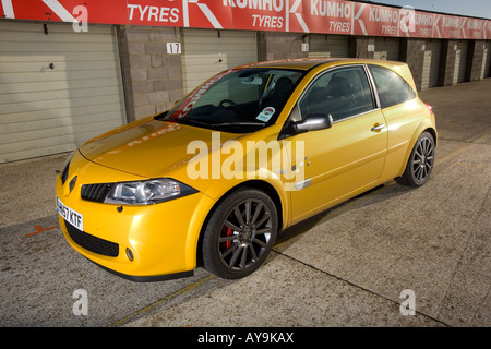 RENAULT Mégane R26 THRUXTON JAUNE RACE TRACK 2008 Banque D'Images