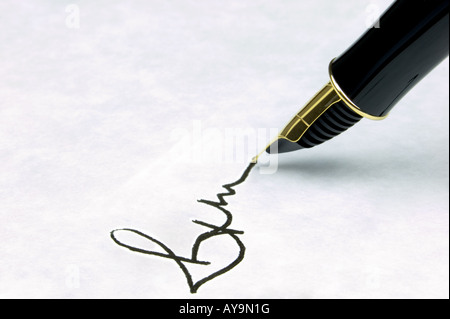 Signature sur papier texturé en filigrane à l'aide d'un stylo-plume or nibbed correspondant se trouve sur le texte Banque D'Images