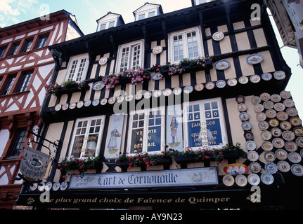 Poterie Faïence affichée sur shop à la Place Saint Corentin, vieux Quimper, Quimper, Cornouaille, Finistère, Bretagne, France Banque D'Images