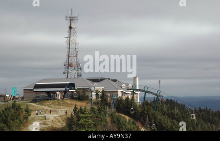 Tour de télécommunication, restaurant et boutiques au sommet du mont Tremblant, Québec, Canada Banque D'Images