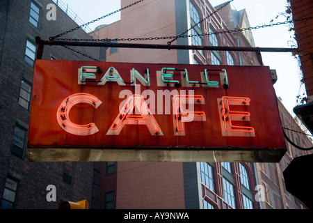 L'enseigne au néon de Fanelli Cafe à 94 Prince Street dans le quartier de SoHo, au sud de Houston district de Manhattan New York City Banque D'Images