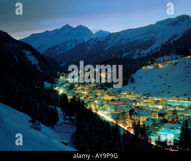 ST ANTON am Arlberg éclairée la nuit Banque D'Images