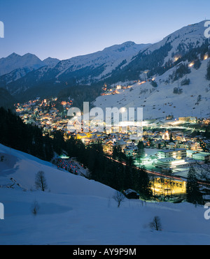 ST ANTON am Arlberg éclairée la nuit Banque D'Images