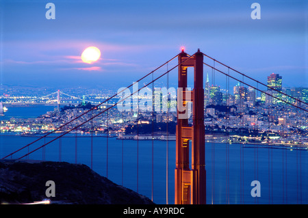 Pleine lune s'élève au-dessus de San Francisco en Californie et le Golden Gate Bridge at Twilight Banque D'Images