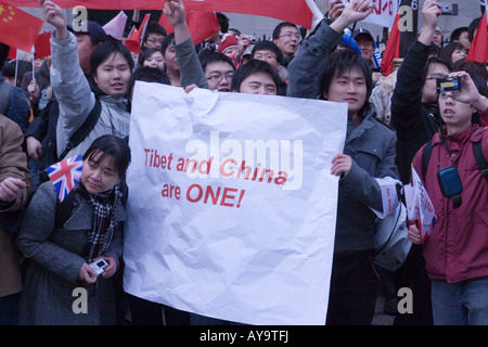 Les partisans Chine pro in London's Whitehall Banque D'Images