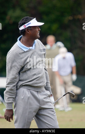 Vijay Singh se balançant sur la gamme de conduite au cours de la 2005 Chrysler Championship tenue à l'hôtel Westin Innisbrook resort en Floride Banque D'Images
